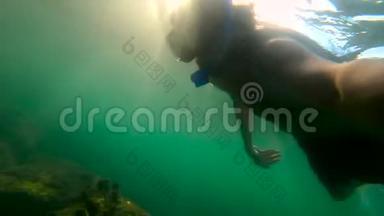 超高密度慢动作水下<strong>射击</strong>一名男子在海上浮潜在一个特洛伊岛